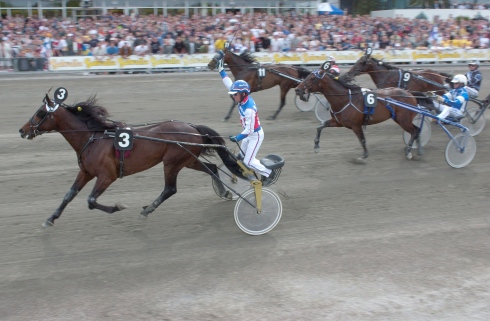 Claes Svensson firar segern 2001 med Darius genom att ställa sig upp på upploppet. Foto av Tommy Andersson/TR Bild